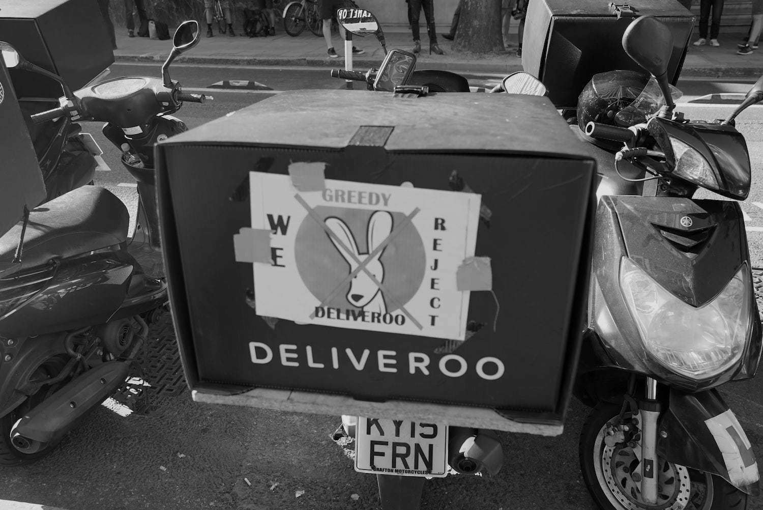 deliveroo-protest-robot-overlords-1471342025 copia