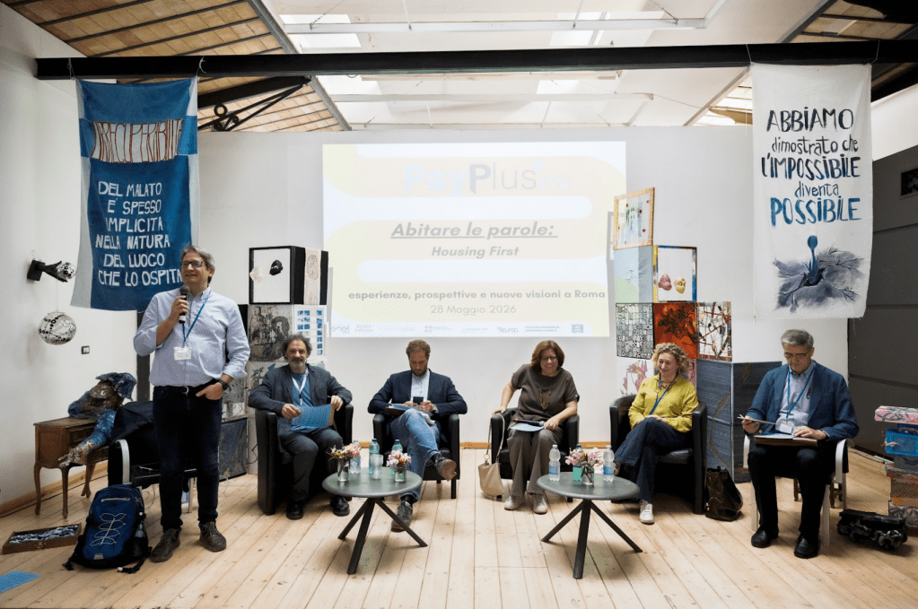 Abitare le parole, smantellare i gradini: la scommessa politica e clinica dell’Housing First a Roma.